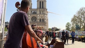 Video. Street performances help Paris streets 'come alive'