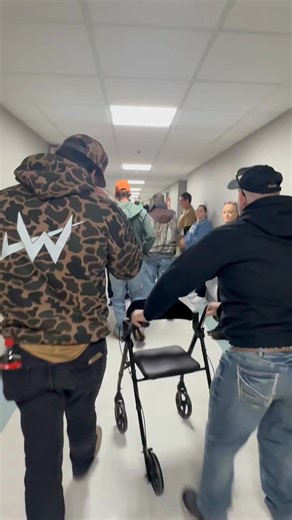 🇺🇸 Walk of Honor 🇺🇸 Today, our Sherman Medical Center family came together to honor a fallen veteran with a solemn Walk of Honor. Employees lined the halls holding American flags as Taps echoed overhead, and we paused for a moment of silence to pay tribute to a life lived in service to our country. We are grateful for the sacrifices made by our veterans and their families. May we never forget the courage, dedication, and love of country shown by those who serve. ❤️🤍💙 | Sherman Medical Cent