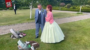 💞 Et stille øjeblik på en stor dag... 👉 https://www.seoghoer.dk/kendte/personlig-og-bevaegende-ceremoni-saadan-sagde-sussi-ja-til-steen-i-dag Kort efter vielsen lørdag kørte Sussi og Steen hen til Leos grav for at sende en kærlig hilsen. I brudekjole og med tårer i øjnene sagde de tak. Se det rørende øjeblik i videoen herunder, og læs hele historien om brylluppet, kjolen, tårerne og kærligheden i artiklen. | SE og HØR