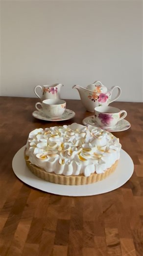 My lemon tart  completely gluten-free and lactose-free 狼 ✔️ rice-oat shortcrust pastry ✔️ baked almond cream ✔️ lemon curd ✔️ almond praline ✔️ italian meringue ✔️ lemon gel for decoration Who wants to taste it first 殺 #lemontart #lemon #lemoncurd #italianmeringue | Janka.bakes | Facebook