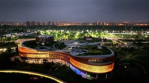 使用小米14 Ultra拍摄日转夜效果，建议用「专业模式」手动调整ISO和快门速度，白天曝光准确，傍晚渐变过渡自然，夜景细节丰富，无需后期就能出片，日常旅行记录