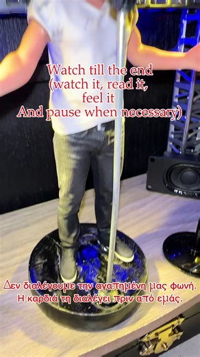 Μια μικρή μουσική φωλίτσα που έφτιαξα με τα χέρια μου. Δεν διαλέγουμε την αγαπημένη μας φωνή, η καρδιά τη διαλέγει πριν από μας. Κάποιοι άνθρωποι δεν είναι μόνο φωνή, είναι η απόδειξη ότι το φως δεν χρειάζεται προβολείς για να φανεί - μόνο μια ψυχή που να το κουβαλάει. Υπάρχουν καλλιτέχνες που τους ακούς, και υπάρχουν και καλλιτέχνες που σε αλλάζουν. Που δεν τραγουδούν απλώς, αναπνέουν μαζί σου. Σε πιάνουν από το χέρι τις πιο σιωπηλές νύχτες σου, κι ας μην ήταν ποτέ εκεί. Αυτό το βίντεο είναι γι