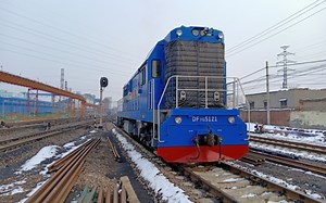 【矿区铁路】DF7G－5121牵引敞车田庄站下行线方向发车。