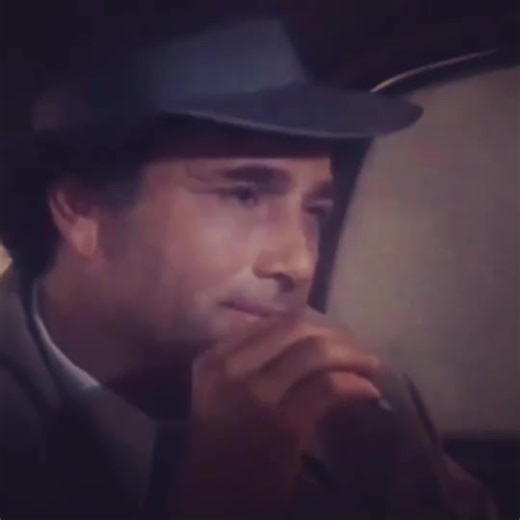 Peter Falk as „Sam Diamond“ in „Murder by Death“!🔥 #Peterfalk #oldmovies #murderbydeath #70smovies #classictv #hat #70sstyle #robertmoore #1976
