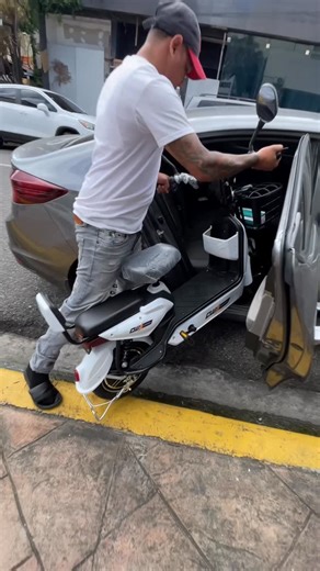 JC TECHNOLOGY on Instagram: "🛴 PATINETA ELÉCTRICA CW STUDIO DESDE $25,995 ✅ Batería de litio recargable 🔋 Autonomía de hasta 45 km por carga ⚡ Velocidad máxima hasta 45 km/h ⏱️ Carga rápida 4–6 horas 🛑 Amortiguadores 👥 Asiento doble 💡 Luces LED delanteras y traseras 🔑 Alarma incluida (2 controles + 2 llaves) 🪖 Incluye casco protector 🚲 Uso eléctrico y manual (con pedales) ✅ Ambas tienen la misma potencia y rendimiento. 📌 Diferencia: el modelo FULL trae más plásticos y mejor acabado. 📞 