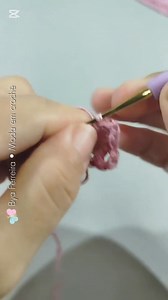 Tutorial da flor usada para decorar o short Clara em crochê #semprecirculo #crochettutorial #crochet #shortemcroche | Bya Ferreira - Moda em crochê