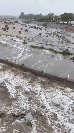 🌊 Unreal Flash Floods Hit SoCal! 🚗💦 Watch as streets in Palm Springs and Rancho Mirage turn into raging rivers due to the first tropical storm in decades. Roads closed, cars stranded, and a local emergency declared. Nature's power on full display! Stay safe and stay tuned for updates. 🌧️⛈️ #SoCalFlashFloods #TropicalStormImpact #StaySafeInStorms #weathertok