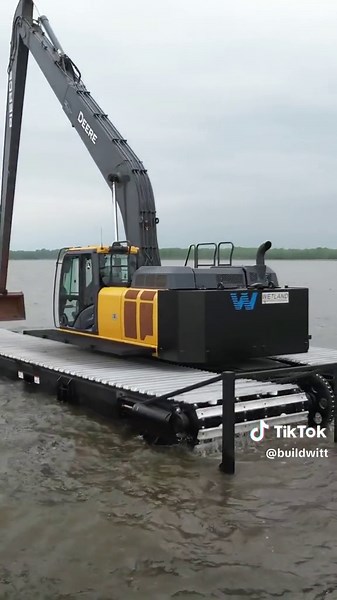 Ever seen a floating excavaotr? On smaller lakes, they use these to dig out private docks. From @eric_jumper on IG #heavyequipment #constructionlife