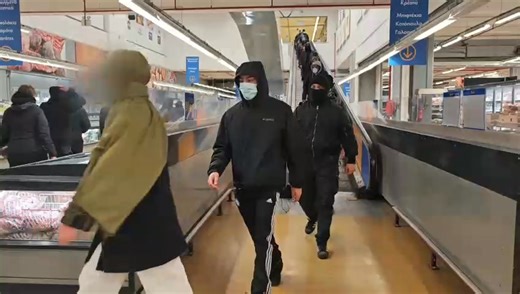 [Εργατικός τομέας Ρουβίκωνα] - Μαζική παρέμβαση στο πολυκατάστημα Mart, στην περιοχή του Ρέντη 👇Ακολουθεί το κείμενο που μοιράστηκε σε εργαζόμενους/ες κατά τη διάρκεια της παρέμβασης: "ΑΠΕΝΑΝΤΙ ΣΤΑ ΑΦΕΝΤΙΚΑ ΔΕΝ ΕΙΣΑΙ ΜΟΝΟΣ ΔΕΝ ΕΙΣΑΙ ΜΟΝΗ Αν βρεθείς σε αδιέξοδο ή σε δύσκολη θέση στον εργασιακό σου χώρο, μπορείς να επικοινωνήσεις μαζί μας. Κι εμείς άνθρωποι του μεροκάματου είμαστε, γνωρίζουμε πολύ καλά τι σημαίνει καταπίεση, γνωρίζουμε πολύ καλά τι σημαίνει εκμετάλλευση. Αν σου κλέβουν τον μισθό,