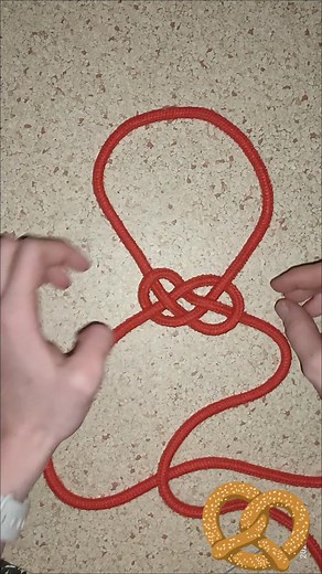Cómo atar un nudo de pretzel o doble moneda