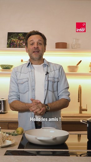 Aujourd’hui, François-Régis Gaudry prépare des super spaghettis al limone e salvia - citron et sauge - en deux temps trois mouvements. Une recette deliziosa qu’on réalise le temps de la cuisson des pâtes. Cette pâte, elle va vous épater ! Ingrédients (pour 2 personnes) 250 g de spaghettis 1 citron et demi 70 g de parmesan râpé 40 g pour le service 50 g de beurre doux 10 feuilles de sauge 2 c. à s. de sauce soja salée Poivre Déroulé : Prélever le zeste du citron et demi dans un bol et presser le 