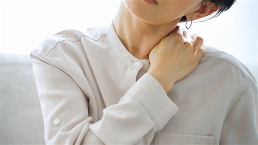 肩こり・巻き肩に悩んだら「小胸筋」が固まっている。ある部分を伸ばすだけ！寝たまま簡単ストレッチ | ヨガジャーナルオンライン