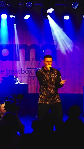 D-LOW rapping on stage 😳