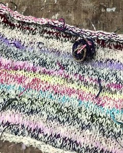 ALONE TOGETHER SWEATER 👯 🧶 Strik den gratis opskrift Alone Together Sweater fra Lærke Bagger med 🦄 White Unicorn Wool Comfort en følgetråd i effektgarn 🦄 Prøven matcher strikkefastheden! White Unicorn Wool Comfort er ren luksus at strikke med og Kenneth har lavet en helt fantastisk pris til jer ‼️SPAR 70%‼️ Løbelængde: ca. 200m/100g Kvalitet: 96% Uld 3% Polyamid 1% Elastane 🐑 Pris pr. 400g 1 stk. 179,- Stykpris v. 5 stk KUN 89,- Hilsen Sabine | Garnudsalg.dk