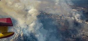 A bordo dell’elicottero che lotta con le fiamme