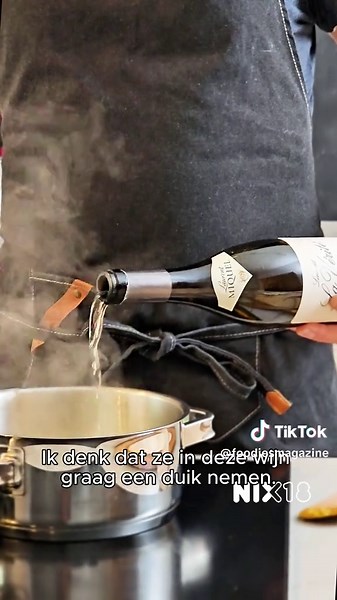 Deze kabeljauw met mosseltjes in romige saus met madrascurry en basilicum eet je het liefste op een Frans terras met een glas Laurent Miquel Lieu-dit La Verité Viognier. De perfecte pairing bij deze bistro-klassieker. Benieuwd hoe dat smaakt? Reageer “kabeljauw” in de comments en we sturen je dit heerlijke recept in je DM. #viognier #LaurentMiquel #winepairing #visrecept #bistro