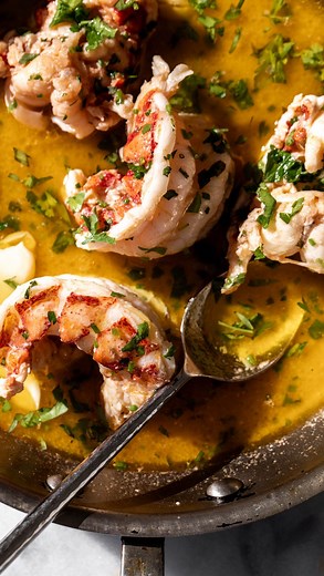 I think this is one of the best ways to prepare lobster because it cooks in minutes, is simple to prepare and ensures succulent, sweet meat. I poach the lobster tails in melted butter, white wine and garlic and finish it with some lemon juice and fresh herbs. Serve as a main alongside sautéed broccolini and a filet for some surf and turf or chopped and tossed with linguine. Head over to cookingwithcocktailrings.com for the full recipe and more Valentine’s day dinner inspiration. #valentineday #l