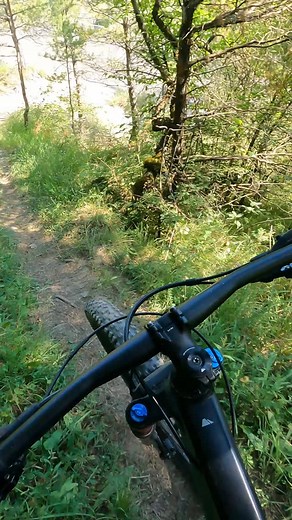 🤯 Les Terres Noires, Le terrain de jeu ULTIME 🔥 Imaginez : un sentier qui serpente à travers des paysages presque irréels. Vous alternerez entre des descentes rapides et des sections techniques qui mettront vos compétences de pilotage à l’épreuve. Chaque coup de pédale est récompensé par un panorama lunaire à couper le souffle. 🤩 Une journée pleine d’adrénaline et de beauté sauvage. Parcours N°15 : Les crêtes de Draix https://provencealpesoutdoor.fr/fr/parcours/286753 #vttprovencealpes #irres