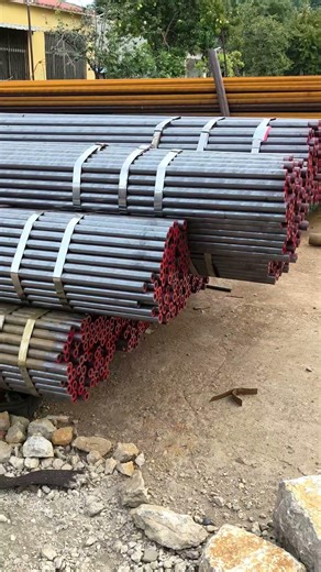 Seamless steel pipes have been bundled up and are waiting for subsequent shipment.