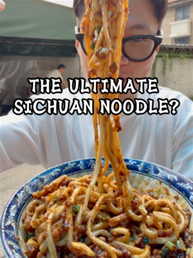 Location: 家常味 Some of the best food I’ve had since moving back to Chengdu has come from places that look like this 😂 家常味 is known for its 素椒杂酱面 （Sujiao noodles with minced meat and spicy sauce）, and I added two extra portions of 脆哨 （crispy meat bits）. Creamy, savoury, spicy, a little numbing — this might be my perfect Sichuan noodle. #Chengdu #Sichuanfood #ChineseFood #foodie