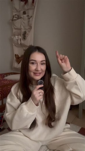 Domi Pawlata on Instagram: "Jest tego całkiem sporo, ale Stefanek to jedyne dziecko w naszej najbliższej rodzinie i każdy chce Go chociaż troszkę rozpieścić! A ja… nie zabraniam 🙊 Chociaż są to zawsze przemyślane prezenty i myślę, że te z rolki posłużą nam przez najbliższe kilka lat 🤍 Laweta: @hotwheelsofficial Straż Pożarna i kamper: @playmobil Małe metalowe samochodziki: Days Gone Aparat ze statywem: @kongessloejd Książki: ,Czerwony Kapturek’ Ronan Badel, ,Opowiem Ci mamo co ro