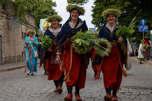 VIDEO: Song and Dance Festival Parade