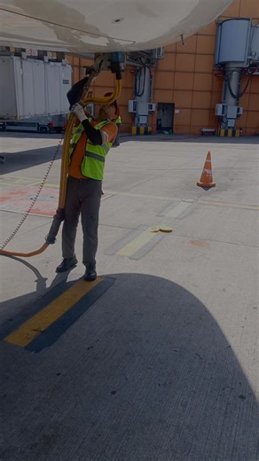 Connecting the Ground Power Unit #electricalpower #gpu #aviation | Orville Wright