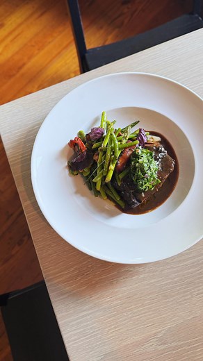 🍖Chef’s featured entree through this weekend is balsamic braised short rib with foraged chicken-of-the-woods mushroom, Spring veg, and pickled ramp gremolata! | Table & Main