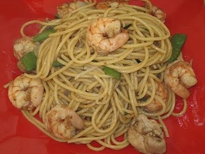 Chow Mein Con Camarones y Pollo. Comida China