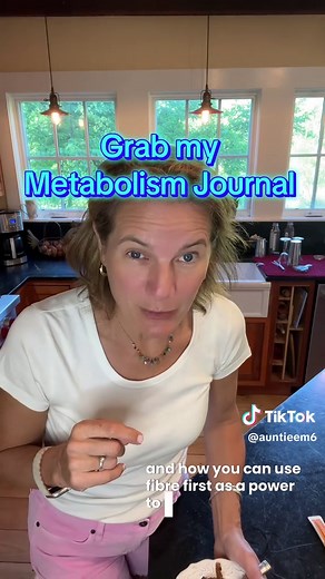 Fiber first only works if the timing is right. Not an hour before your meal. Right before your meal. Five minutes to half an hour maximum. That gel needs to be waiting when the food arrives. This is the detail that changes everything. Grab the metabolism journal in my bio if you are ready to understand how to implement this and why it works. #menopauseweightloss #understandinginsulin #naturalweightloss #losebellyfat #gentlereset
