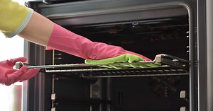 Comment nettoyer les grilles du four sans frotter ?