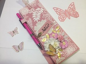 Muchas veces , tenemos que hacer un regalo y o bien no tenemos tiempo de salir a comprar , o queremos que sea algo hecho con niestras manos y no hay demasiado tiempo...En esta ocasion os enseño hacer la cubierta para una libreta, de forma rapida y resultona, solo tenemos que tener una libreta y un papel decorado y regalo solucionado,																os ejo el paso a paso en el videoEspero  ...