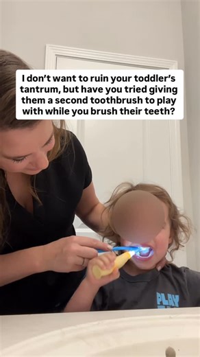 Emily 🦷 toothbrushing tips for parents on Instagram: "I call it the two toothbrush trick 🙌🪥🪥 Give your toddler one toothbrush to hold and “brush” with while you do the real brushing. It gives them a sense of control, keeps their hands busy, and turns brushing into teamwork instead of a power struggle. Bonus—if you’ve got a kid who loves to bite down, this keeps their mouth open! 😲 Hi 👋 I’m Emily, a mom of two and wife of a pediatric dentist, sharin