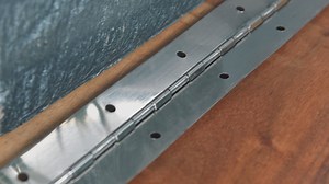 Las bisagras de piano, también conocidas como bisagras continuas, son largas tiras de metal que se extienden a lo largo de toda la longitud de una puerta o tapa y su marco correspondiente. Estas bisagras se caracterizan por ser sólidas y robustas, lo que les permite soportar grandes pesos y proporcionar estabilidad a lo largo de la longitud completa de la puerta o tapa. ----------------------------------------------------------------- 📌Visita nuestra tienda online: www.igraherrajes.com (Envíos