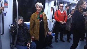Ante la sorpresa de los usuarios del metro italiano, una mujer se levanta y entona la canción “Bella Ciao”, el canto partisano simbolo de protesta de la resistencia italiana durante la Segunda Guerra Mundial, contra fascismo de Mussolini y la ocupación de tropas nazis en territorio itálico. | Somos el medio