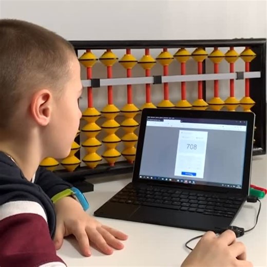 Cursuri Soroban & Citire Rapidă pentru copii on Instagram: "Sorobanul este o versiune modernă a abacului japonez, folosit pentru a dezvolta rapiditatea în calcule și gândirea mentală. Prin utilizarea lui, copiii își îmbunătățesc concentrarea, memoria vizuală, atenția, disciplina și creativitatea. La început se calculează cu bilele fizice, iar treptat creierul învață să „vizualizeze” sorobanul, astfel încât calculele se fac mental – rapid și cu o precizie uimitoare. Este o metodă distractivă și e