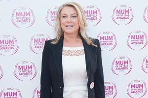 Amanda Redman's husband will divorce her if she has boob reduction