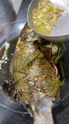Pescado al vapor receta saludable con sillao Lee Kum Kee