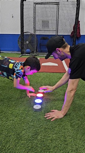 Petit jeu pour garder le focus et augmenter la vitesse de réactions , exercice des petites lumière de couleurs. Le but en position push up avec une minuterie de 20 sec ou plus selon ce le niveau des jeunes , celui qui réussis a en avoir le plus gagne la manche 💥 Je vous laisse devinez qui a gagné entre le coach et son garçon 😁. | Académie JSP