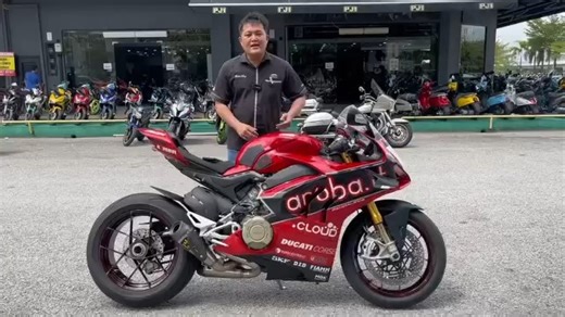 2024 Ducati Panigale V4S Arrow Exhaust Forged Carbon Sport RIM RM155,000 ( Cash Siap Tukar Nama ) 1 Owner 5k Low Mileage Perfect condition like new Original red color ( Now With Aruba.it sticker ) Accident free V4S Original come with Ohlins electronic front fork Ohlins electronic rear absorber Ohlins electronic damper Brembo brake caliper Customer added Arrow Twin Exhaust ( RM15k ) Rotobox Bullet Forged Carbon Sport RIM ( RM28k - ) Tail tidy Winglet Radiator cover Tank grip 1 month warranty RM10