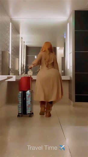 Natasha Fitzgerald on Instagram: "Happy Saturday Travel Time ✈️ 🙏🏽 I need an assistant to help me with my baggage 🤣 and record my walk aways it’s hard doing it by myself #pebbelzdamodel #natashaoxpebbelz #reels #reelsinstagram"