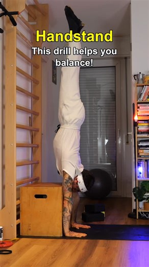 One of the best drills to learn how to handstand This drill is pure gold if you want to build balance and control in your handstand journey. ✅ By pressing your forearms against the box, you simplify the position because you can rely on something for support. ✅ You still use your hands to make corrections, but the pressure through your forearms gives you extra stability. ✅ Your body is in a handstand, but you’re not relying only on your hands for balance — that’s what makes this drill unique. Whe