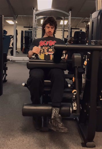 Single Leg Curls #bodybuilding #training #fyp #physique #gym