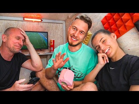 Ultimul Care Iese Din Camera Secretă, O Păstrează !