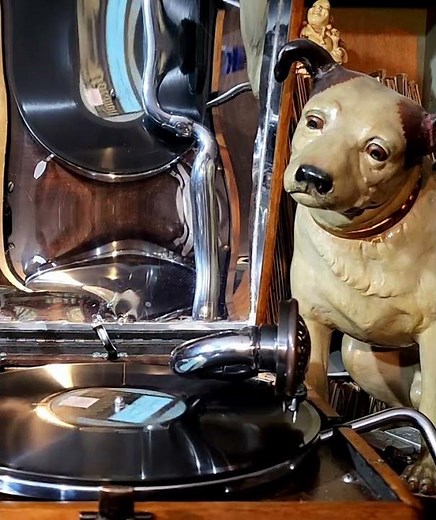 His Masters Voice 102 Portable Picnic Wind-up Gramophone Phonograph with Internal Horn