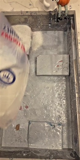 fun roma squeezing #asmr #oddlysatisfying #laundrytok #cleantok #spongetok