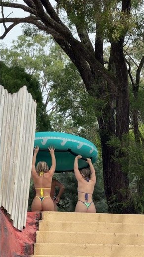 up we gooo!! #themepark #waterride @sophia.heterick @wettmelons @bree.millar