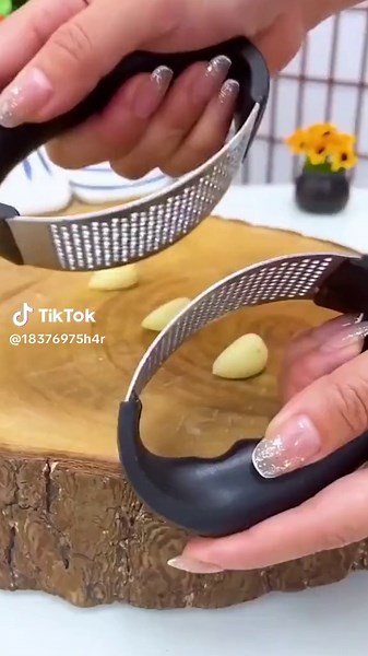 Effortlessly Slice Garlic with This Handy Kitchen Tool