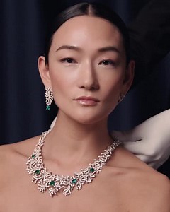 House ambassador Ai Tominaga celebrates Blue Book 2025: Sea of Wonder at The Landmark in New York City. Ai wears the Ocean Flora suite featuring diamonds and unenhanced Zambian emeralds while discovering pieces by legendary Tiffany & Co. designer Jean Schlumberger. #TiffanyAndCo #TiffanyHighJewelry #TiffanyBlueBook Discover more: https://www.tiffany.com/high-jewelry/blue-book/2025-sea-of-wonder/?omcid=sm-us_social-owned_blue book&utm_medium=social_media-us&utm_source=social-owned&utm_campaign=bl