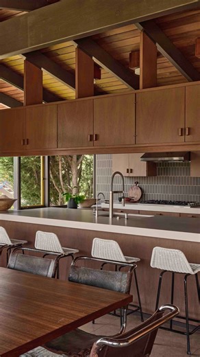 Tucked into the hillside of Silver Lake, a 1960s mid-century home once designed by architect Dick E. Lowry has been brought back to life by A1000XBetter. Built as his personal residence, the structure carries the hallmarks of Lowry’s USC-influenced approach: slender wood posts, deep overhangs, and tongue-and-groove ceilings arranged with a clarity that places function at the center of form. Follow the link in bio to read the article.⁠ ⁠ ⁠ Ph. @michaelcliffordphotography⁠ Designer. @a1000xbetter⁠